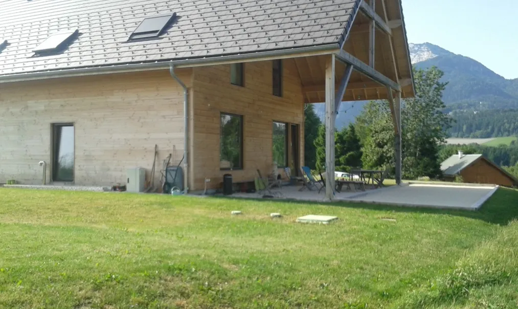Une maison individuelle avec un jardin bien entretenu.