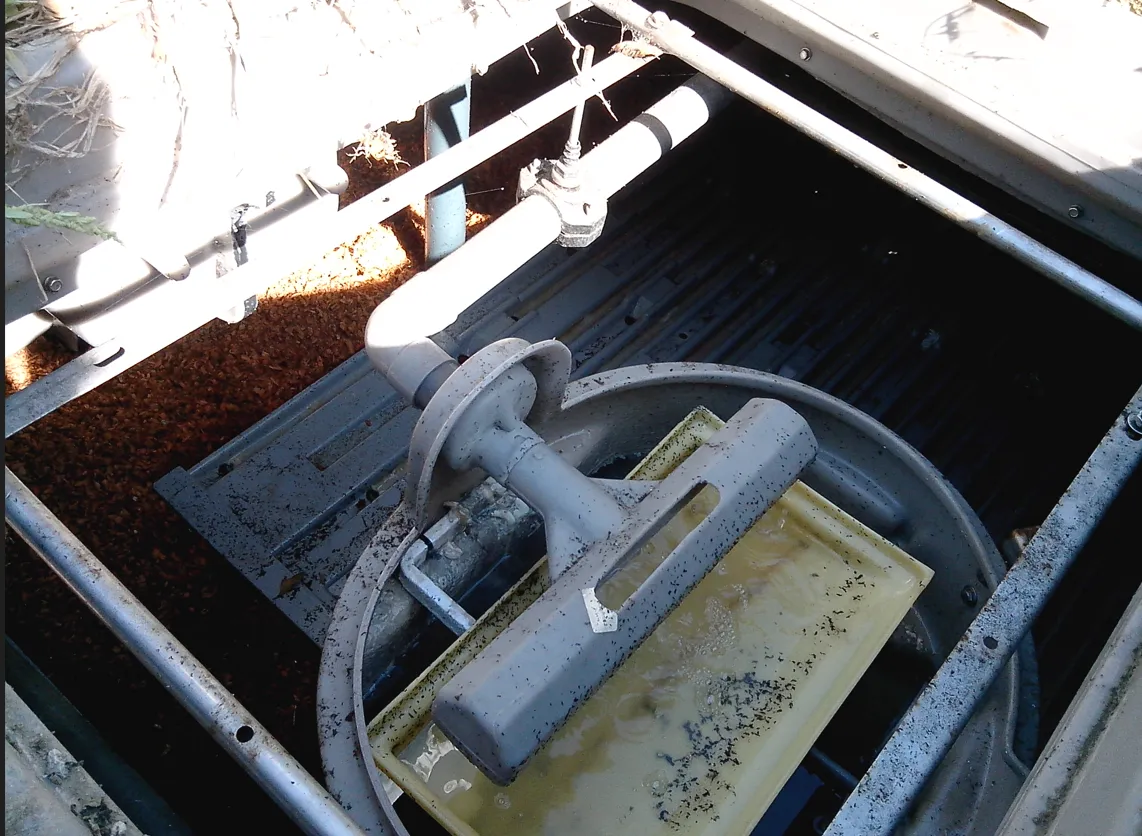 Une pompe immergée en métal installée dans un système de traitement des eaux